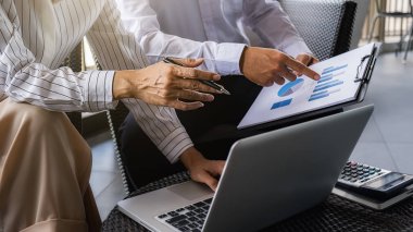 Ekonomik veriler ve rapor grafikleriyle beyin fırtınası yapıp tartışıyorlar. Takım çalışması çalışma konsepti.