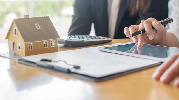 Husmodell med agent och kund diskuterar för kontrakt att köpa, få försäkring eller lån fastigheter eller egendom. — Stockfoto