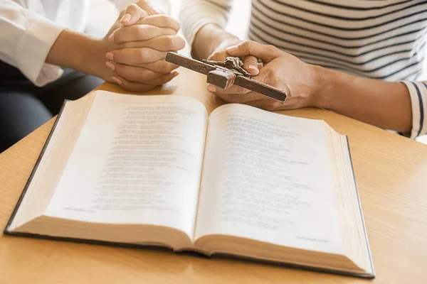 Keresztény nő együtt imádkozik a szent biblián és a fa kereszten. A nő imádkozzon Isten áldásáért, hogy jobb élete legyen, és higgyen a jóságban.. — Stock Fotó