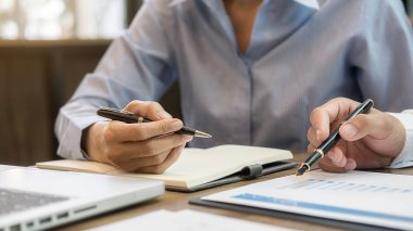 Ekonomik veriler ve rapor grafikleriyle beyin fırtınası yapıp tartışıyorlar. Takım çalışması çalışma konsepti.