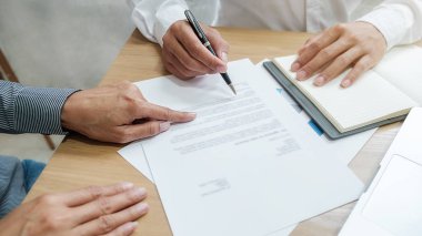 Ekonomik veriler ve rapor grafikleriyle beyin fırtınası yapıp tartışıyorlar. Takım çalışması çalışma konsepti.