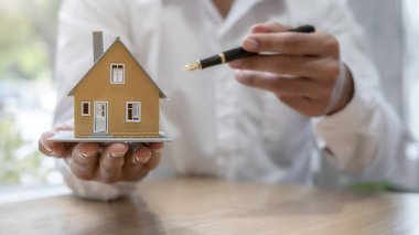 Ev modeli müşterilere satın almaları, sigorta yaptırmaları, kredi almaları, gayrimenkul ve mülkleri gösteriyor..