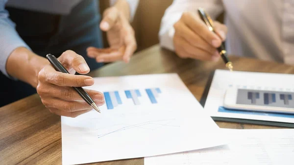 Equipo de negocios haciendo una lluvia de ideas y discutiendo con datos financieros e informe gráfico. Trabajo en equipo reunión concepto de trabajo. — Foto de Stock