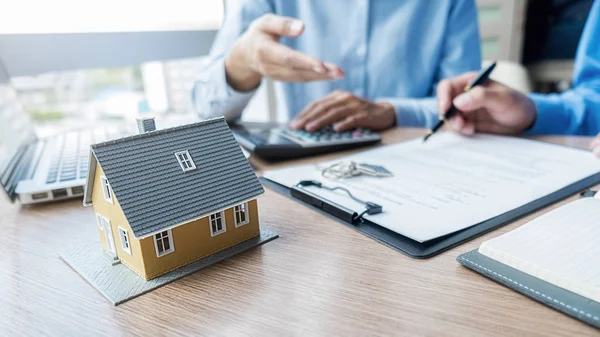 Modelo de casa con agente y cliente discutiendo por contrato para comprar, obtener seguro o préstamo de bienes raíces o propiedad. —  Fotos de Stock