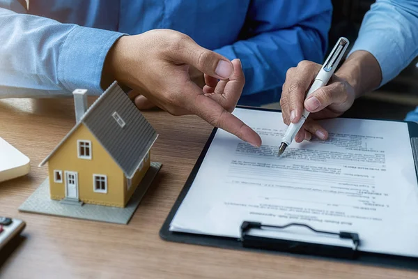 Modelo de casa con agente y cliente discutiendo por contrato para comprar, obtener seguro o préstamo de bienes raíces o propiedad. —  Fotos de Stock