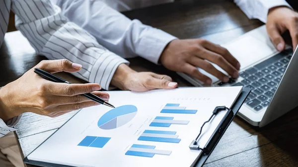 Equipo de negocios haciendo una lluvia de ideas y discutiendo con datos financieros e informe gráfico. Trabajo en equipo reunión concepto de trabajo. —  Fotos de Stock