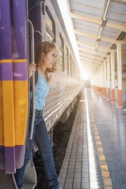 Tren istasyonunda bavullu bir gezgin kadın. Ulaşım için geleneksel tren.