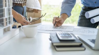 Mühendis ya da mimar takım çalışması. İnşaat projesi üzerinde çalışıyorlar. İnşaat konsepti.