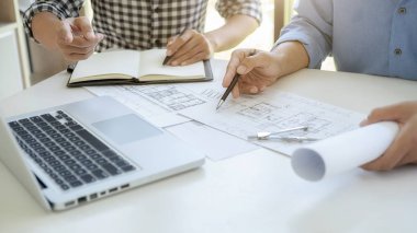 Mühendis ya da mimar takım çalışması. İnşaat projesi üzerinde çalışıyorlar. İnşaat konsepti.