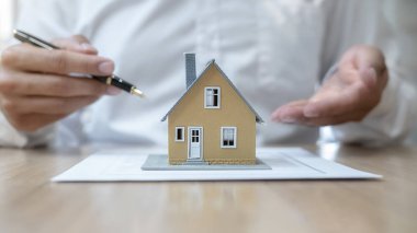 Temsilciyle ev modeli, müşteriden satın almak, sigorta yaptırmak ya da emlak veya mülk almak için kontrat istiyor.