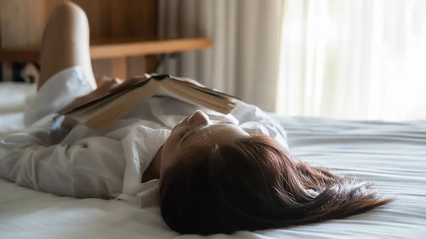 Ázsiai nő pihen, hogy pihenjen az ágyon reggel. Tarts szünetet a hétvégén. Pihentető elv. — Stock Fotó