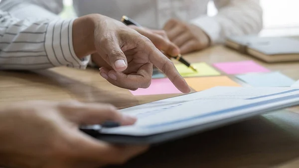 Business team brainstormen en bespreken met financiële gegevens en rapport grafiek. Werkconcept teamwerkvergadering. — Stockfoto