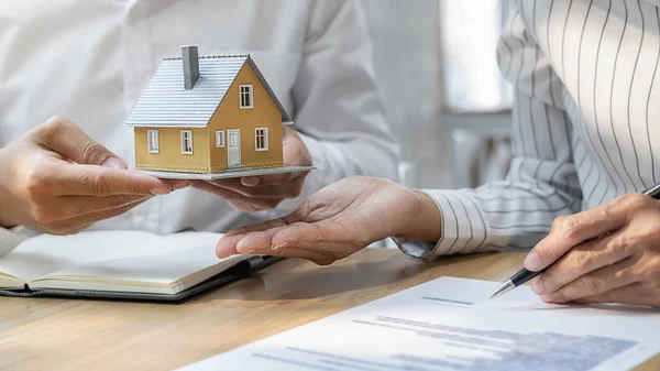 Modelo de casa con agente y cliente discutiendo por contrato para comprar, obtener seguro o préstamo de bienes raíces o propiedad. —  Fotos de Stock