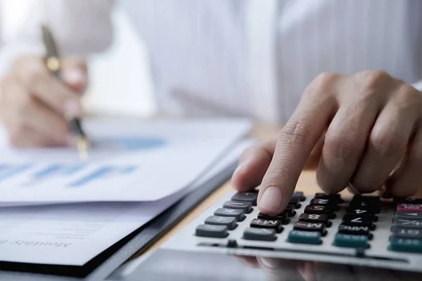 Üzleti adatok számológéppel történő számítása az üzletember kezéről, számviteli dokumentum a székhely szerinti irodában. — Stock Fotó