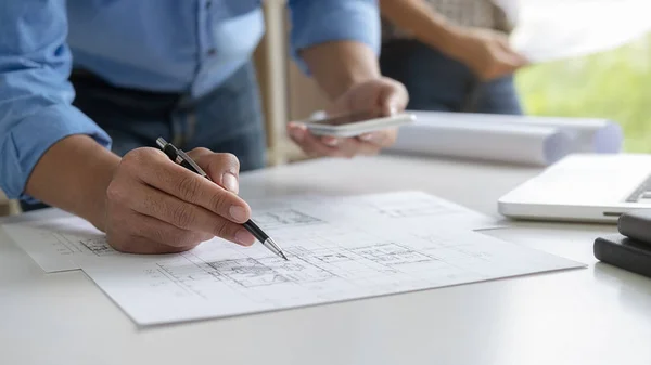 Ingenieur oder Architekt arbeiten im Büro an einem Bauprojekt mit Baumodell und Bauplan. Baukonzept. — Stockfoto
