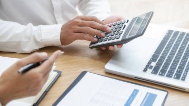 Ekonomik veriler ve rapor grafikleriyle beyin fırtınası yapıp tartışıyorlar. Takım çalışması çalışma konsepti.