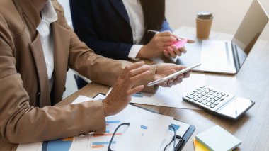 Ekonomik veriler ve rapor grafikleriyle beyin fırtınası yapıp tartışıyorlar. Takım çalışması çalışma konsepti.