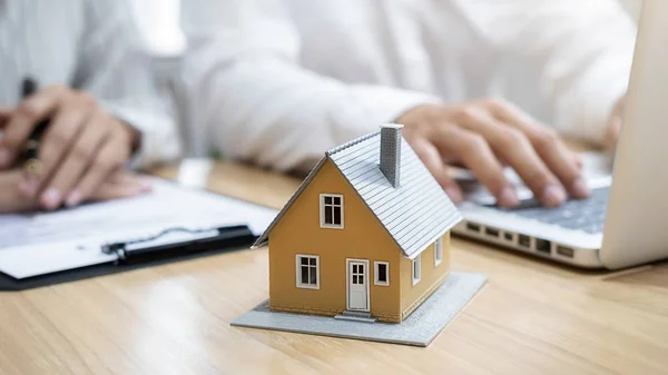 Model domu s agentem a zákazníkem diskutovat o smlouvě na koupi, získat pojištění nebo úvěr nemovitostí nebo nemovitostí. — Stock fotografie