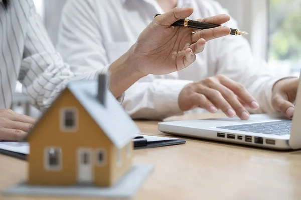 Modello di casa con agente e cliente discutere per il contratto di acquistare, ottenere l'assicurazione o prestito immobiliare o immobiliare. — Foto Stock