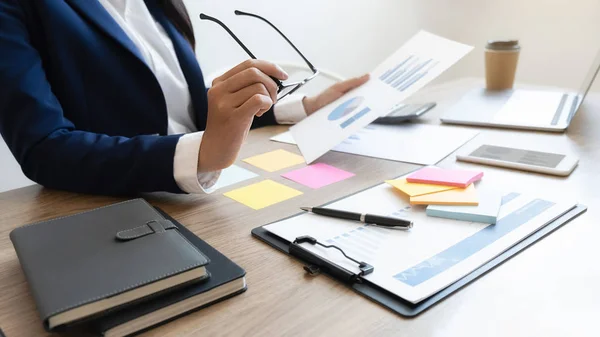 Zakenvrouw bespreken van de grafieken en grafieken die de resultaten van hun succesvolle teamwork. Bedrijfsconcept. — Stockfoto