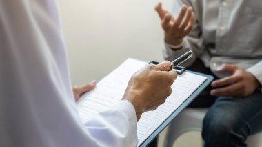 Psikiyatrist ya da profesyonel psikolog, klinikte ya da akıl hastanesinde teşhis muayenesi ya da akıl hastalığı üzerine danışmanlık yapıyor. Tıbbi ve Sağlıklı hizmet kavramı.