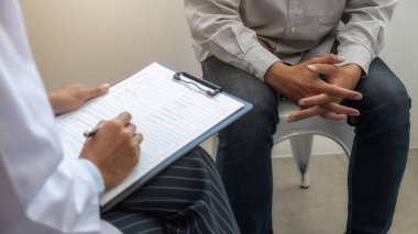 Psikiyatrist ya da profesyonel psikolog, klinikte ya da akıl hastanesinde teşhis muayenesi ya da akıl hastalığı üzerine danışmanlık yapıyor. Tıbbi ve Sağlıklı hizmet kavramı.