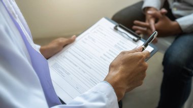 Psikiyatrist ya da profesyonel psikolog, klinikte ya da akıl hastanesinde teşhis muayenesi ya da akıl hastalığı üzerine danışmanlık yapıyor. Tıbbi ve Sağlıklı hizmet kavramı.