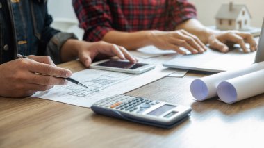 Mühendis ya da mimar takım çalışması. İnşaat projesi üzerinde çalışıyorlar. İnşaat konsepti.