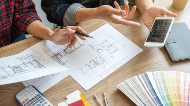 İç mimar ve mimar, ofis renklendirme seçimi için renkli kumaş örnekleri şeması seçiyorlar. İnşaat konsepti.