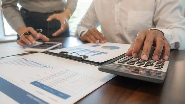 Equipo de negocios haciendo una lluvia de ideas y discutiendo con datos financieros e informe gráfico. Trabajo en equipo reunión concepto de trabajo. — Foto de Stock