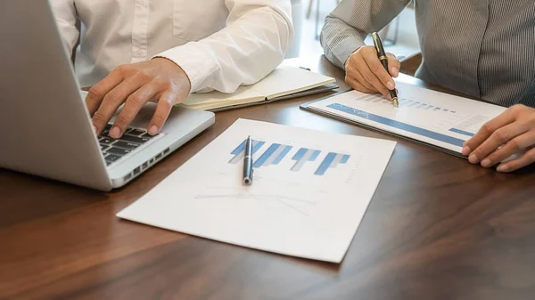 Equipo de negocios haciendo una lluvia de ideas y discutiendo con datos financieros e informe gráfico. Trabajo en equipo reunión concepto de trabajo. — Foto de Stock