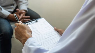 Psikiyatrist ya da profesyonel psikolog, klinikte ya da akıl hastanesinde teşhis muayenesi ya da akıl hastalığı üzerine danışmanlık yapıyor. Tıbbi ve Sağlıklı hizmet kavramı.