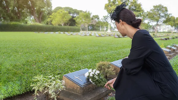 Mourning Young Woman Laying White Flowers Her Family Grave Beautiful — Stock Photo, Image