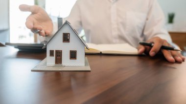 Temsilciyle ev modeli, müşteriden satın almak, sigorta yaptırmak ya da emlak veya mülk almak için kontrat istiyor.
