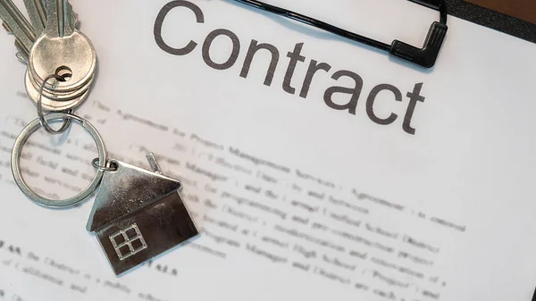 Sleutel Met House Sleutelhanger Contract Document — Stockfoto