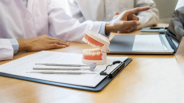 Dentista Mostrando Explicando Tratamento Doença Dentária Para Paciente Usando Dentadura — Fotografia de Stock