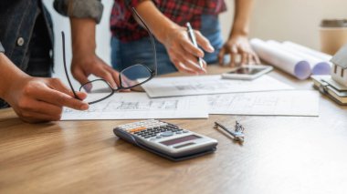 Mühendis ya da mimar takım çalışması. İnşaat projesi üzerinde çalışıyorlar. İnşaat konsepti.