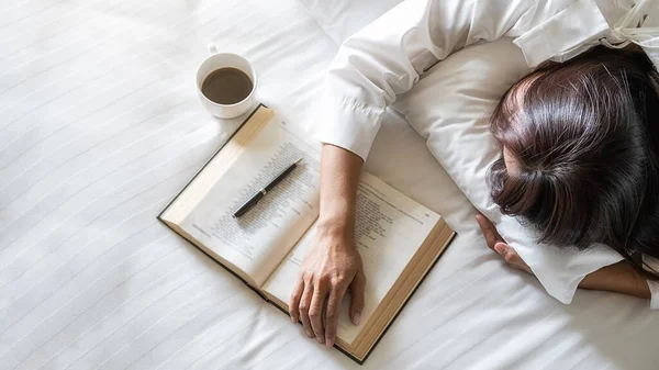 Азиатская Уставшая Женщина Лежит Кровати После Прочтения Книги Утром Мягким — стоковое фото