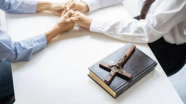 Mulher Cristã Rezando Com Mãos Juntas Bíblia Sagrada Cruz Madeira — Fotografia de Stock