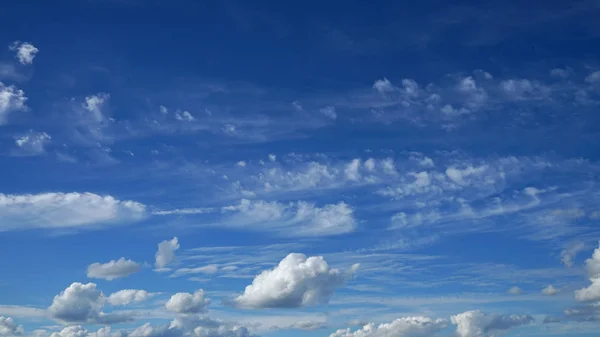 Bulutlu ve güneşli mavi gökyüzü.