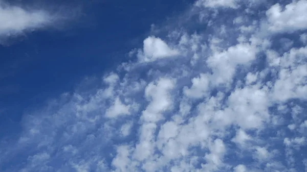 Bulutlu ve güneşli mavi gökyüzü.