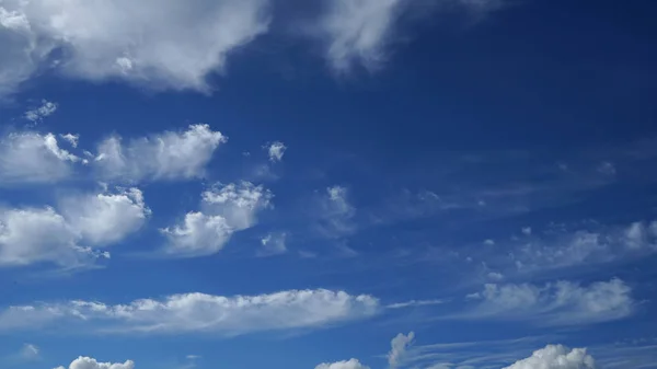 Bulutlu ve güneşli mavi gökyüzü.