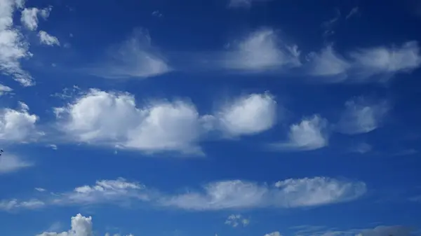 Bulutlu ve güneşli mavi gökyüzü.