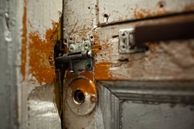 Eski püskü püskü püskü bir kapı ve kapı kolu var.