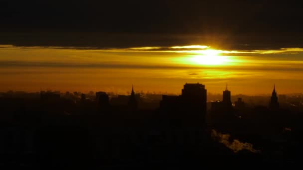 Восход солнца над городом. Вид с воздуха на московские силуэты зданий. Timelapse — стоковое видео