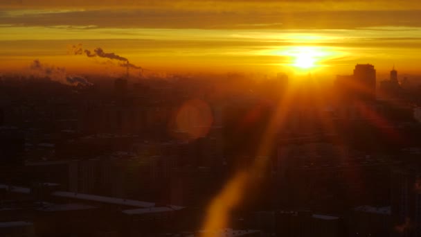 Восход солнца над городом. Вид с воздуха на московские силуэты зданий. Timelapse — стоковое видео