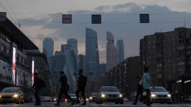 Moskwa, Rosja - 10 maja 2019: Styl życia Moskwy. Ludzie przejeżdżający przez autostradę — Wideo stockowe