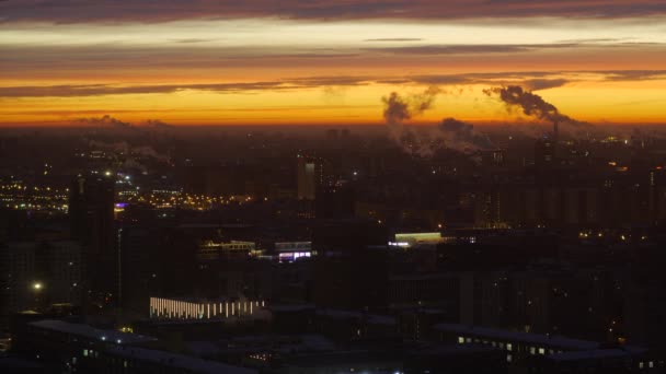 Восход солнца над городом. Вид с воздуха на московские силуэты зданий . — стоковое видео