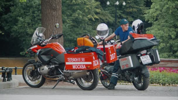 Moscú, Rusia - 21 de junio de 2019: Equipo de ambulancia de motocicletas en el parque Ostankino — Vídeos de Stock