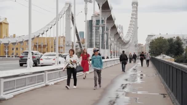 Moscou, Rússia - 10 de julho de 2019: as pessoas caminham em câmera lenta na ponte da Crimeia — Vídeo de Stock